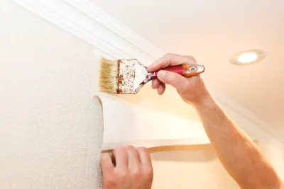 Pose de papier peint à Souligné-Flacé — revêtements muraux et toiles de verre